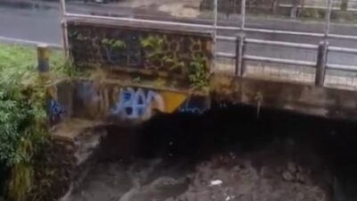 Fondasi Jembatan Simpang L.A Sucipto Ambrol, Lokasi Langsung Ditutup Bagi Pelintas R2 dan R4