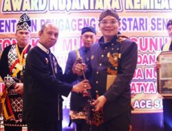 Murjoko Teguh Alias Ki Mahesa Wong Terima Penghargaan Award Nusantara Kemilau Emas 2025 Dari Pasopati Cakra Nusantara