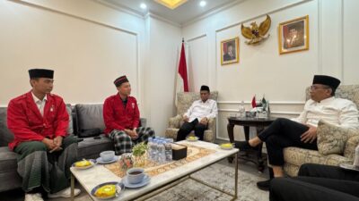 GMNI ‘Nyantri’ ke Gus Yahya, Sarungan-Berjas Merah