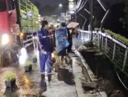 Jembatan Embong Brantas Ambrol, Pengendara Diminta Waspada