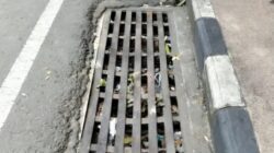 Kondisi sedimentasi dan sampah di saluran drainase Pasar Besar Kota Malang Januari 2026.