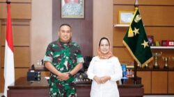 Sri Untari Bisowarno saat berdialog dengan Panglima Divisi Kostrad mengenai pemberdayaan ekonomi.
