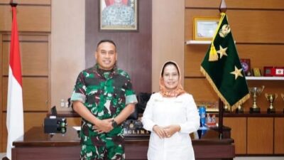 Sri Untari Bisowarno saat berdialog dengan Panglima Divisi Kostrad mengenai pemberdayaan ekonomi.