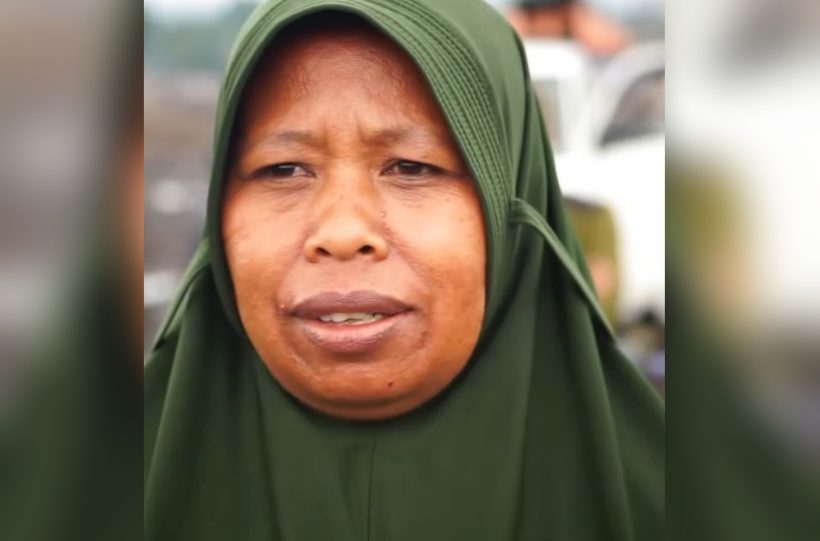 Warga lereng Gunung Semeru, Gimah, mengungkap keresahan hidup di kawasan rawan bencana dengan gaya sederhana yang viral di media sosial.