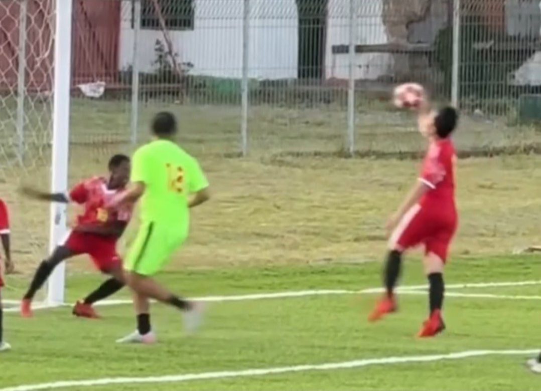 Momen unik Wapres Gibran mencetak gol dengan tangan saat bermain sepak bola bersama anak-anak di Wamena