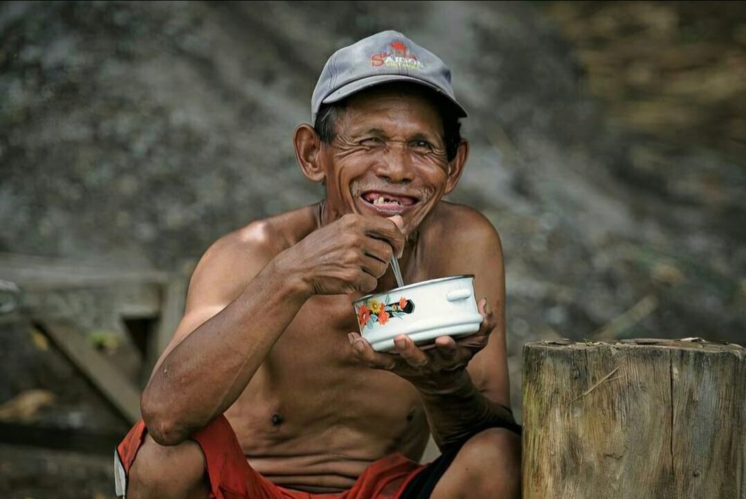 Ilustrasi Rakyat indonesia dengan makanan sederhana tapi tetap bahagia