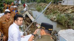 Wakil Gubernur Jawa Timur Emil Elestianto Dardak meninjau langsung normalisasi Sungai Petung di Kota Pasuruan.