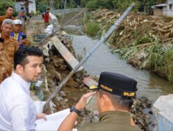 Wagub Emil Turun Langsung Tinjau Normalisasi Sungai Petung