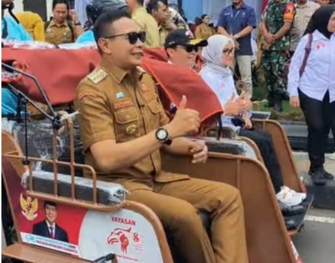 Walikota Malang mencoba merasakan naik Betrik juga Ketua GSN,Letjend TNI (Purn) Teguh Arif Indratmoko bersama istri