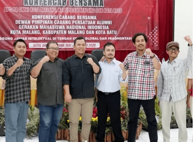 Ahmad Zakaria,S.Pd (tengah)