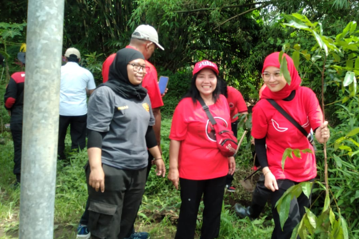 Caption : Ketua DPC PDI Perjuangan Kota Malang,Amithya Ratnanggani Sirraduhita saat melakukan tanam bibit pohon dilokasi,Jumat (23/01/2026)