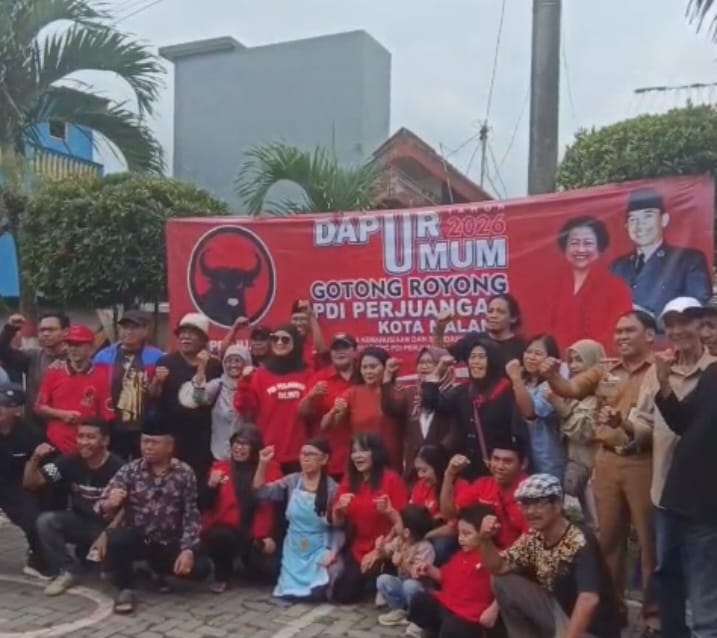 Amithya Ratnanggani Sirraduhita dan para Kader PDI Perjuangan Kota Malang bersama warga memasak dan membagikan makanan dalam kegiatan dapur umum gotong royong.