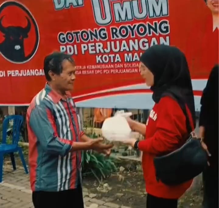 Ketua DPC PDI Perjuangan Kota Malang Amithya Ratnanggani membagikan nasi kotak dalam kegiatan dapur umum di Kecamatan Klojen.