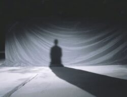 Ketika Tangan Terangkat, Diri Belajar Mengecil