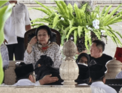 Megawati Nyekar ke Makam Bung Karno di Blitar
