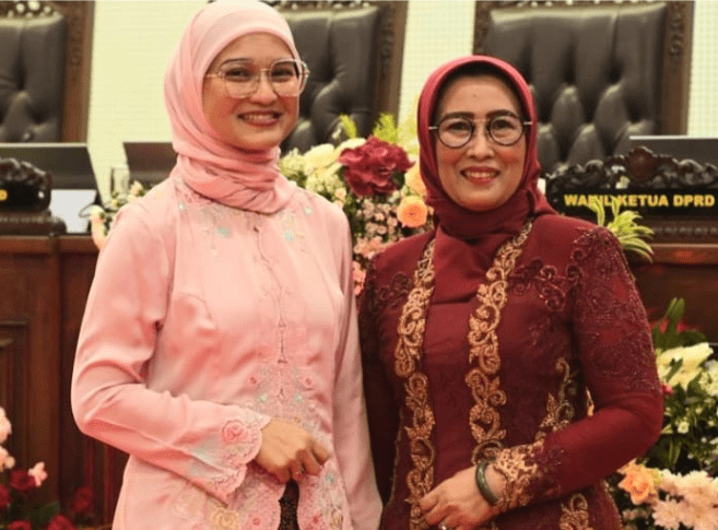 Sri Rahayu (kanan) Mantan Ketua DPRD Kota Malang (1999-2004) berpose bersama Ketua DPRD Kota Malang,periode 2024-2029,Amithya Ratnanggani Sirraduhita,S.S