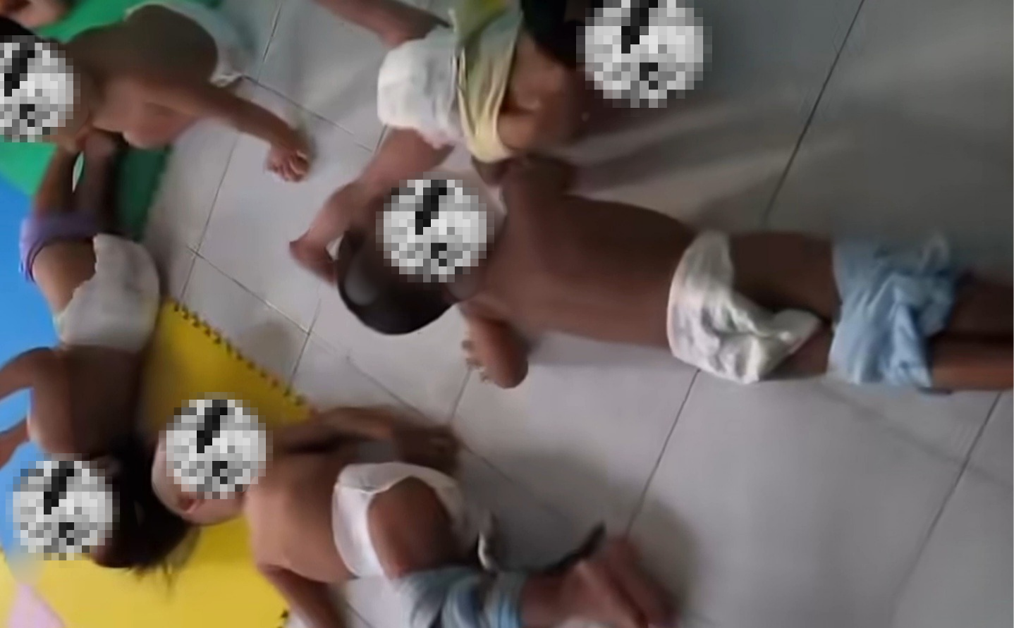 Terlihat kondisi memilukan anak-anak yang dititipkan di Daycare Little Aresha Jogja. Anak-anak yang hanya mengenakan popok terlihat tidak terawat dengan kaki di ikat dengan kain. (Foto : Screenshot Reels Jhon Jhensakay)
