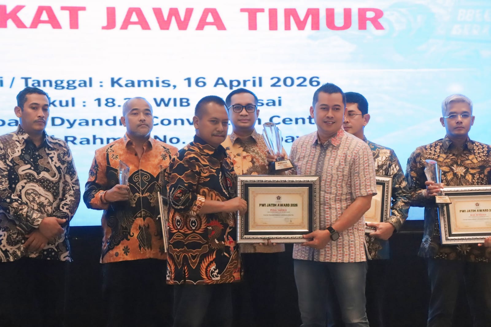 Penyerahan PWI Jatim Award 2026 kepada Priyo Sudibyo Dirut Tugu Tirta