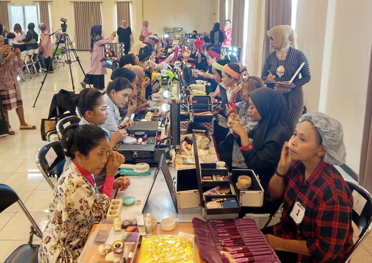 Peserta anggota Koperasi SBW mengikuti lomba make up dalam rangka Hari Kartini.