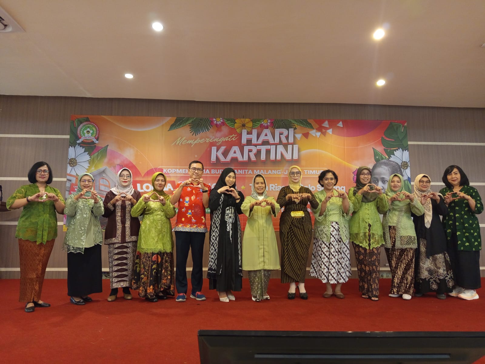 Dr. Sri Untari Bisowarno membuka lomba tata rias di Aula Prajdna Paramitha SBW Malang.