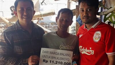 Penyerahan donasi grup WhatsApp Pengaduan Publik warga Malang melalui Admin Grup Sudarno (kiri).