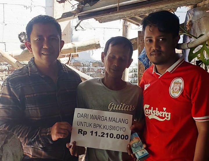 Penyerahan donasi grup WhatsApp Pengaduan Publik warga Malang melalui Admin Grup Sudarno (kiri).