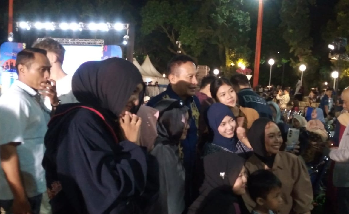 Kehangatan Pak Mbois bersama masyarakat di Alun-Alun Merdeka Malang saat event Youth Festival.