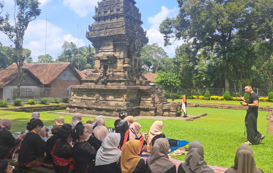 Anggota KKI Kabupaten Malang berkebaya saat peringatan Hari Kartini di Candi Kidal