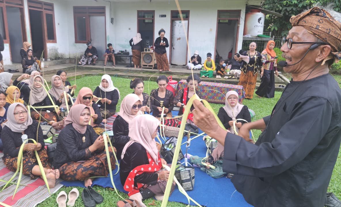 Ibu-ibu KKI belajar membuat kerajinan janur di pelataran Candi Kidal