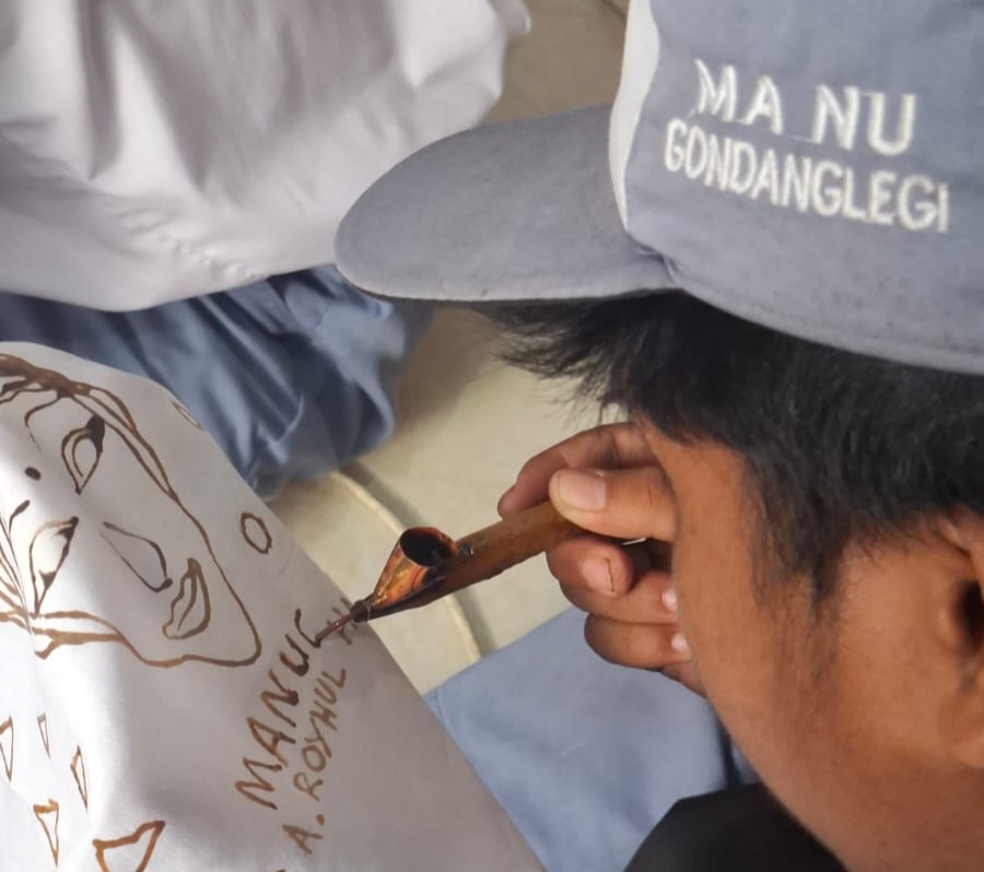 Siswa MANU Gondanglegi belajar membatik di Sentra Batik Sukun Malang