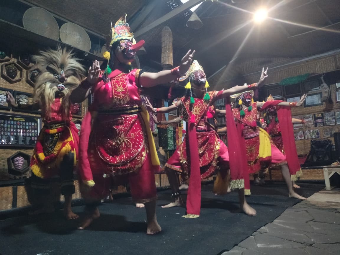 Penampilan Tari Topeng dalam peringatan Hari Tari Sedunia 29 April 2026.