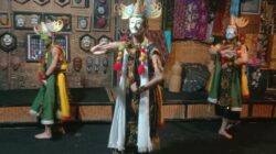 Pertunjukan Tari Topeng Malang oleh catrik Kampung Budaya Polowijen saat Hari Tari Sedunia.