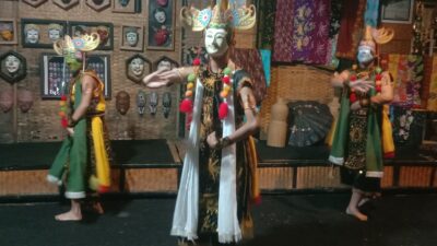 Pertunjukan Tari Topeng Malang oleh catrik Kampung Budaya Polowijen saat Hari Tari Sedunia.