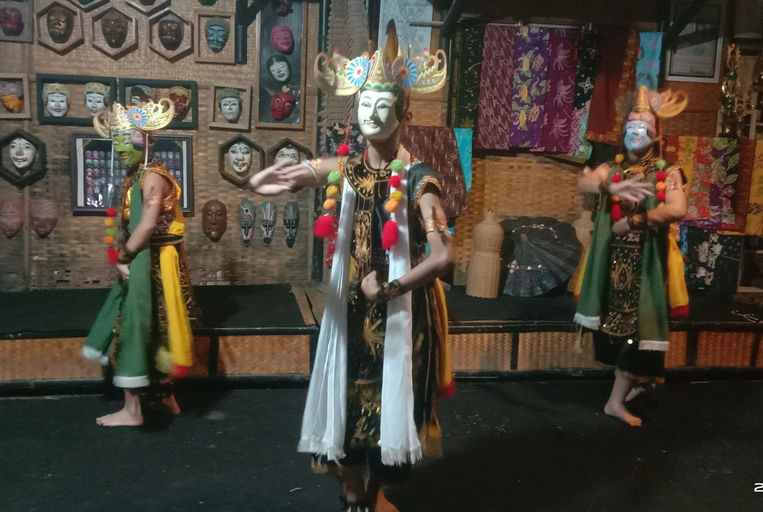 Pertunjukan Tari Topeng Malang oleh catrik Kampung Budaya Polowijen saat Hari Tari Sedunia.