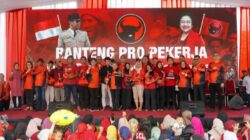 Ribuan buruh perempuan CV Sayap Mas Nusantara Malang menghadiri acara Banteng Pro Pekerja.