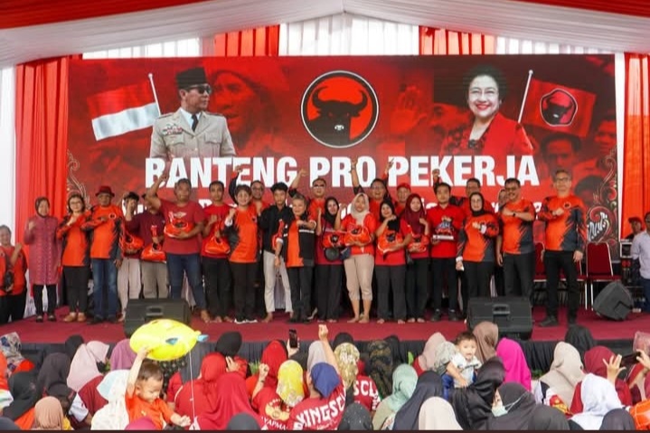 Ribuan buruh perempuan CV Sayap Mas Nusantara Malang menghadiri acara Banteng Pro Pekerja.