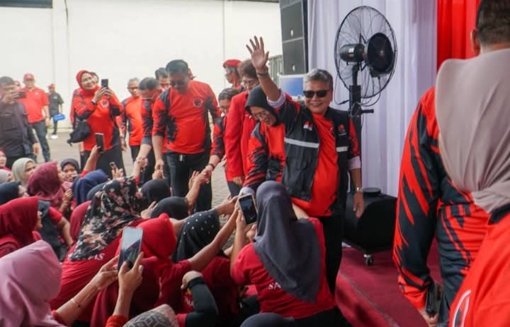 Ketua DPP PDI Perjuangan Ribka Tjiptaning menyapa ribuan buruh rokok di Malang saat peringatan May Day 2026.