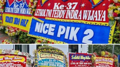 Karangan bunga ulang tahun Teddy Indra Wijaya di depan kantor Sekretariat Kabinet