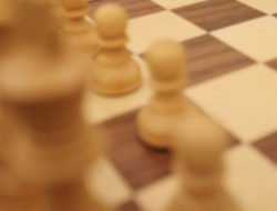 Bermain Diantara Trump dan Xi, Tanpa Menjadi Pion