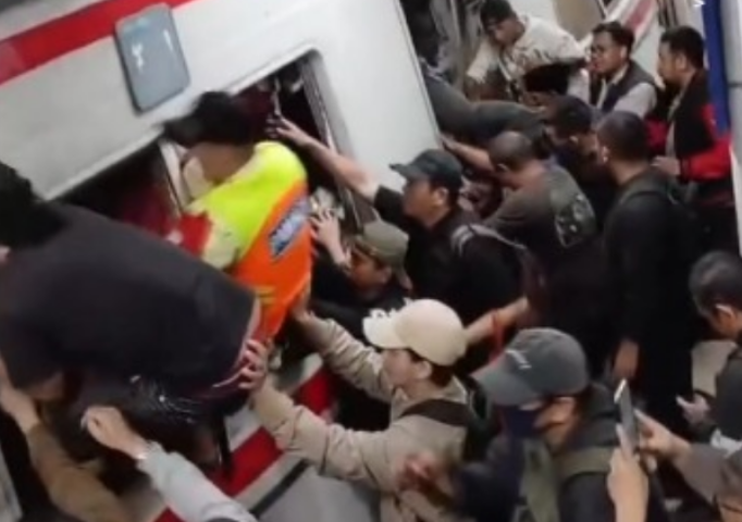 petugas melakukan evakuasi saat kecelakaan kereta api