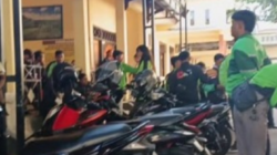 Lo Kok Bisa, Ada Polisi Aniaya Pengemudi Karena Tak Terima Pacarnya Dibonceng, Ojol Geruduk Mapolres Situbondo