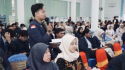 Ketua BEM Universitas Hang Tuah Raihan Asfi Priadi memberikan interupsi dan kritik dalam Guest Lecture Dies Natalis UHT ke-39.