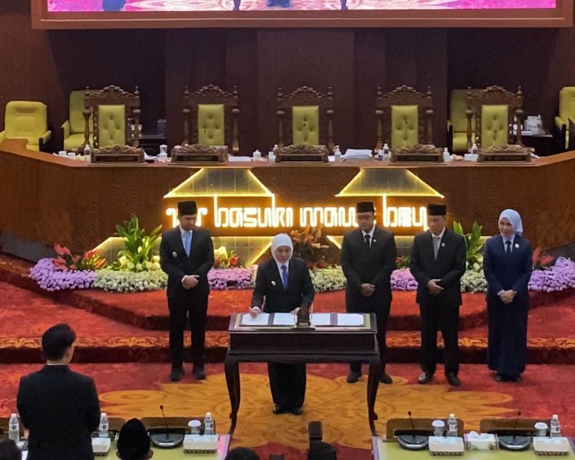 Suasana sidang paripurna DPRD Jawa Timur yang dihadiri oleh delegasi mahasiswa Universitas Hang Tuah.