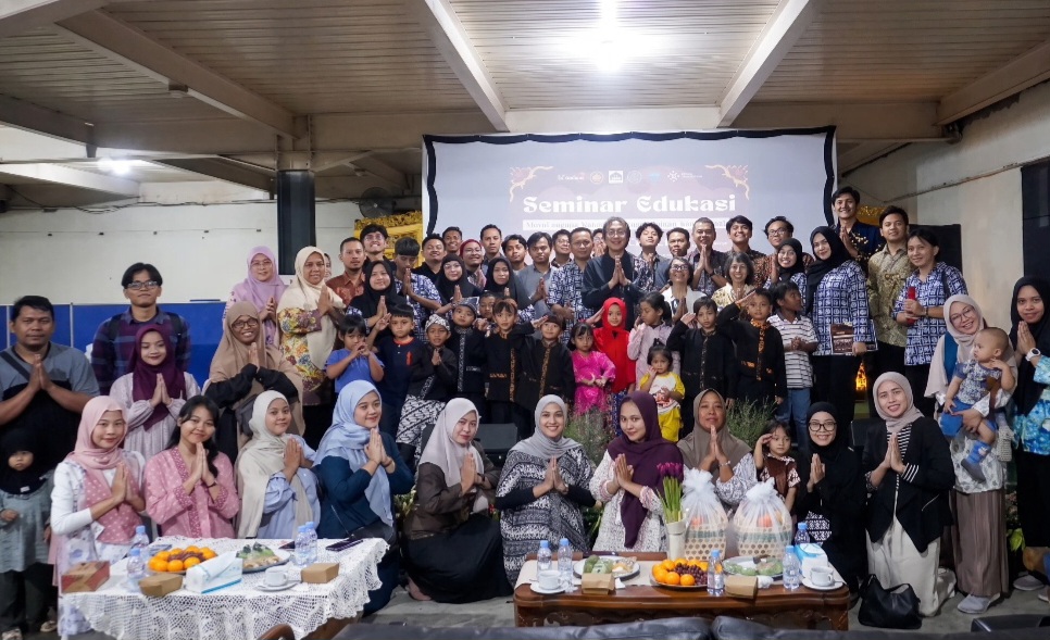 Seminar pendidikan karakter berbasis Sound of Borobudur menampilkan Trie Utami dan Purwa Tjaraka di Depok.
