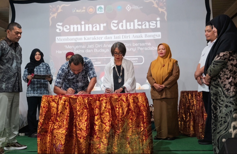 Penandatanganan MOU oleh Direktur PAUD Kemendikdasmen RI Kurniawan, S.T., M.B.A., artis senior Trie Utami bersama Pengurus TK Siti Maryam 