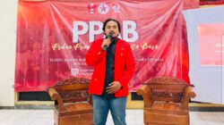 Ketua GMNI UNESA Lidah Achmad Awang memberikan sambutan di Wisma Marinda