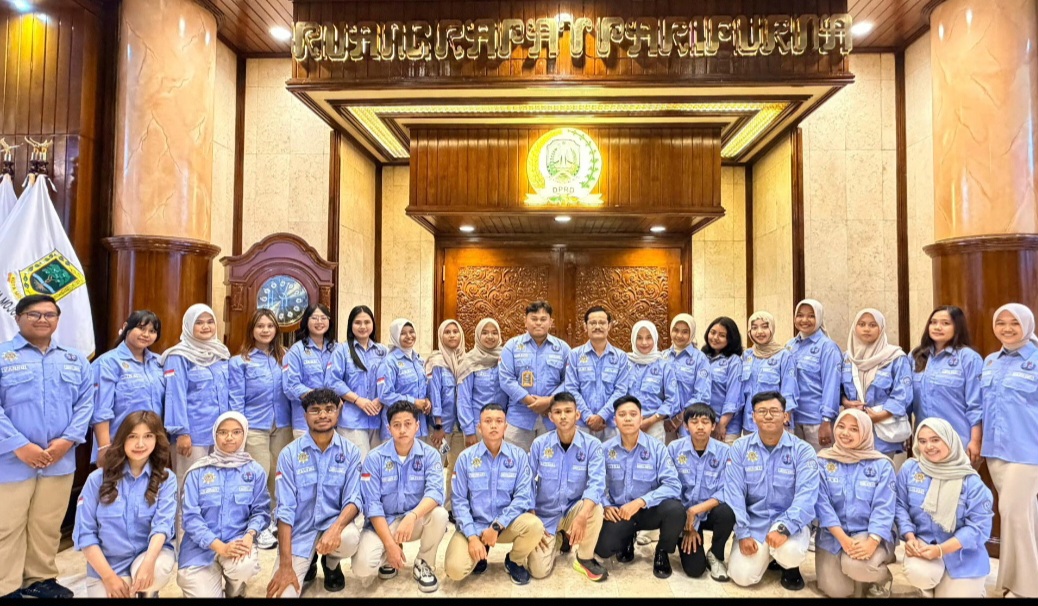 Anggota MPM UHT dan DPM lintas fakultas saat kunjungan kerja di Gedung DPRD Jawa Timur.