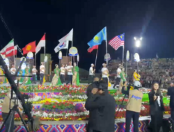 Bendera Indonesia Berkibar Saat Devile Pembukaan Bahori Festival, Boysun, Sukhandariya, Uzbekistan