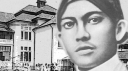 “Lelaki Berpeci yang Menaklukkan Hati Noni”, Belajar Percaya Diri dari Soekarno Muda