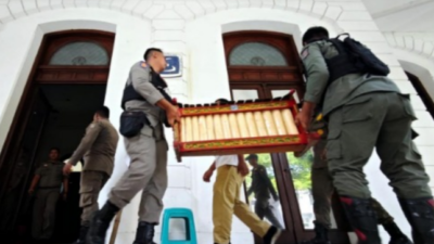 satpol PP kota surabaya atas perintah walikota rampas gamelan dan berbagai karya seni milik para seniman